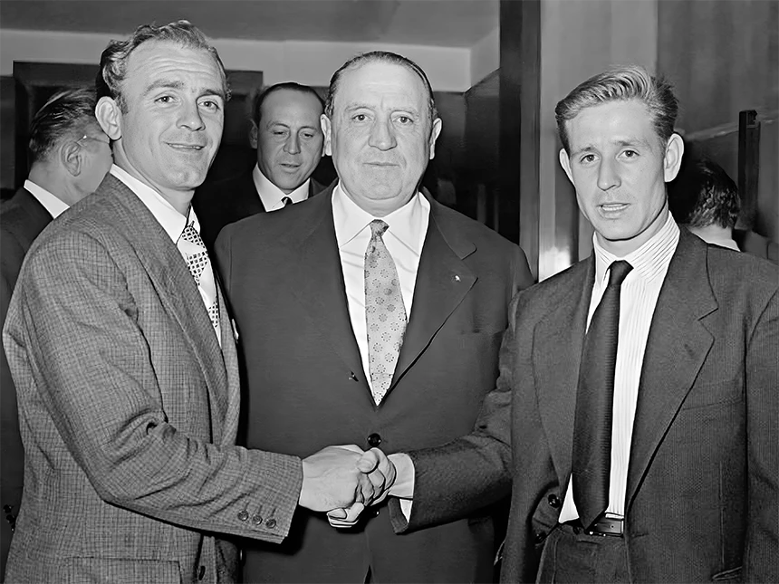 Alfredo Di Stéfano junto a Don Santiago Bernabéu y el jugador francés Raymond Kopa