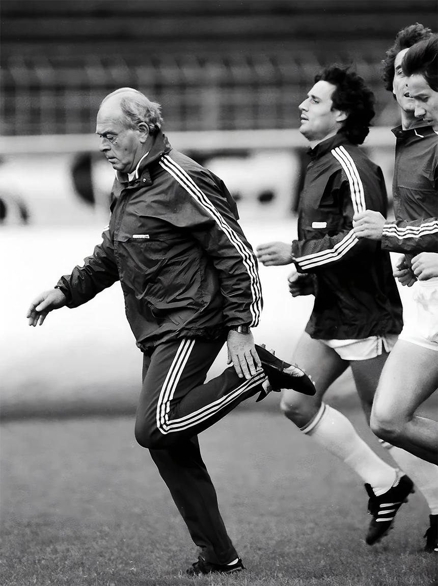 Di Stéfano entrenando al Real Madrid para la final de Copa de Europa de Campones de 1983 contra el  Aberdeen