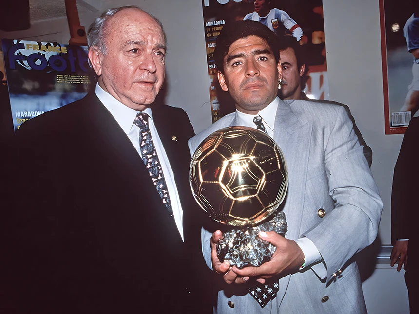 Alfredo Di Stéfano con el premiado con el Balón de Oro Honorífico Diego Armando Maradona