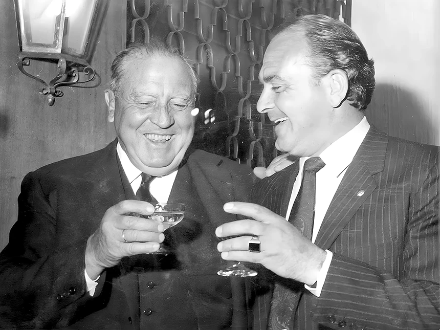 Don Santiago Bernabéu brinda con Di Stéfano en la inauguración de la cafetería de Puskas en 1967