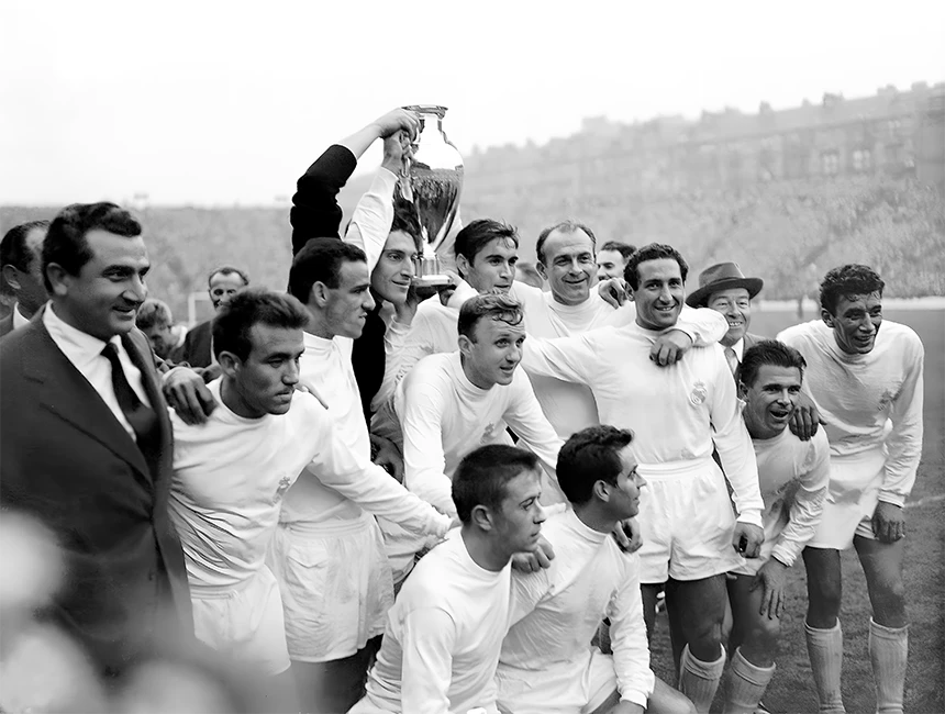 Di Stéfano celebra una Copa de Europa, con Paco Gento y Ferenc Puskas