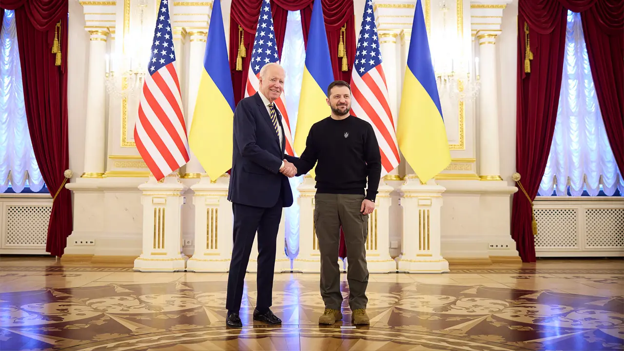 El presidente Joe Biden se reune con el Presidente de Ucrania Volodymyr Zelensky en Kiev