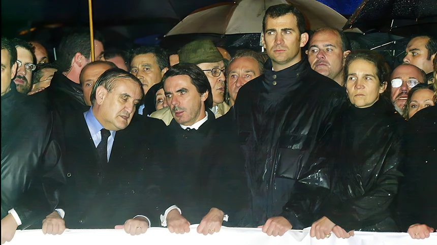 José María Aznar junto al principe Felipe manifestación del 12 de marzo de 2004