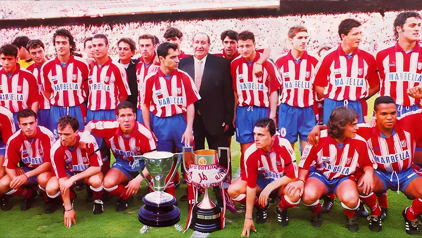 Plantilla del Atlético de Madrid celebrando el doblete junto a su presidente Jesús Gil