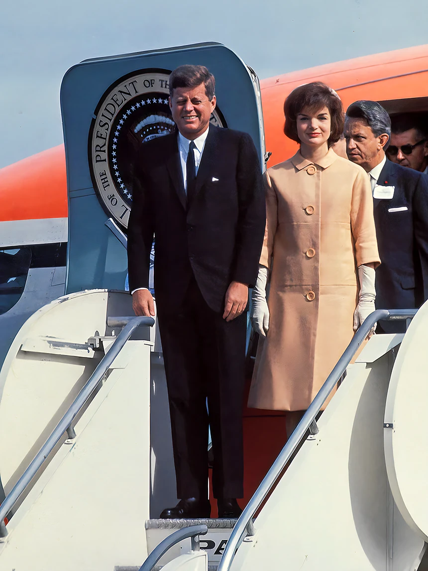 Kennedy y su esposa Jackie saliendo del avión presidencial en Dallas