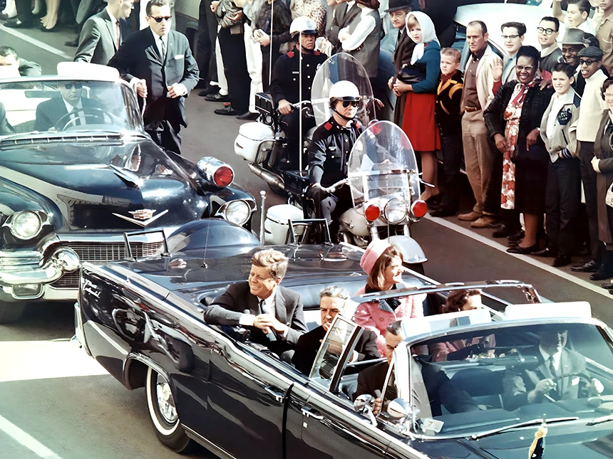 Kennedy en el Lincoln X-100 junto a Jackeline en el asiento trasero, en el asiento central el Gobernador de Téxas y su esposa