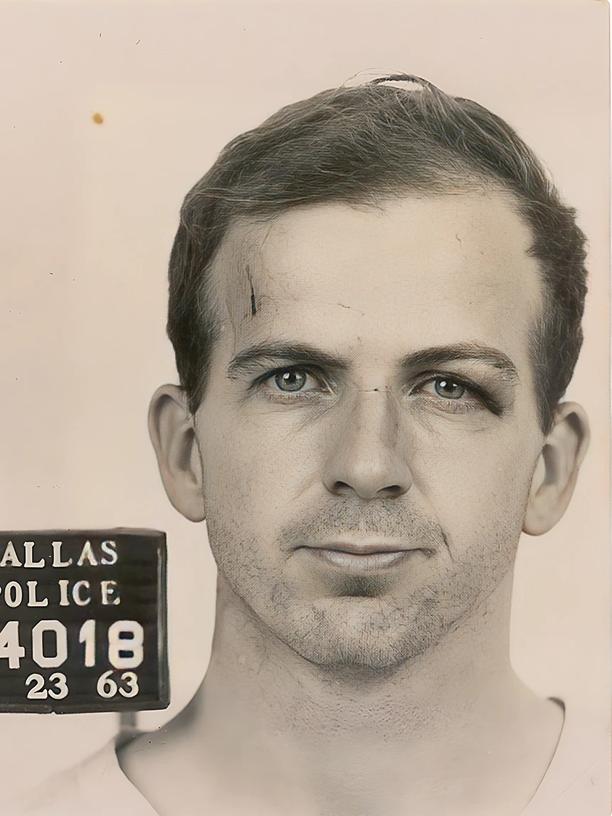 Fotografía frontal de Lee Harvey Oswald