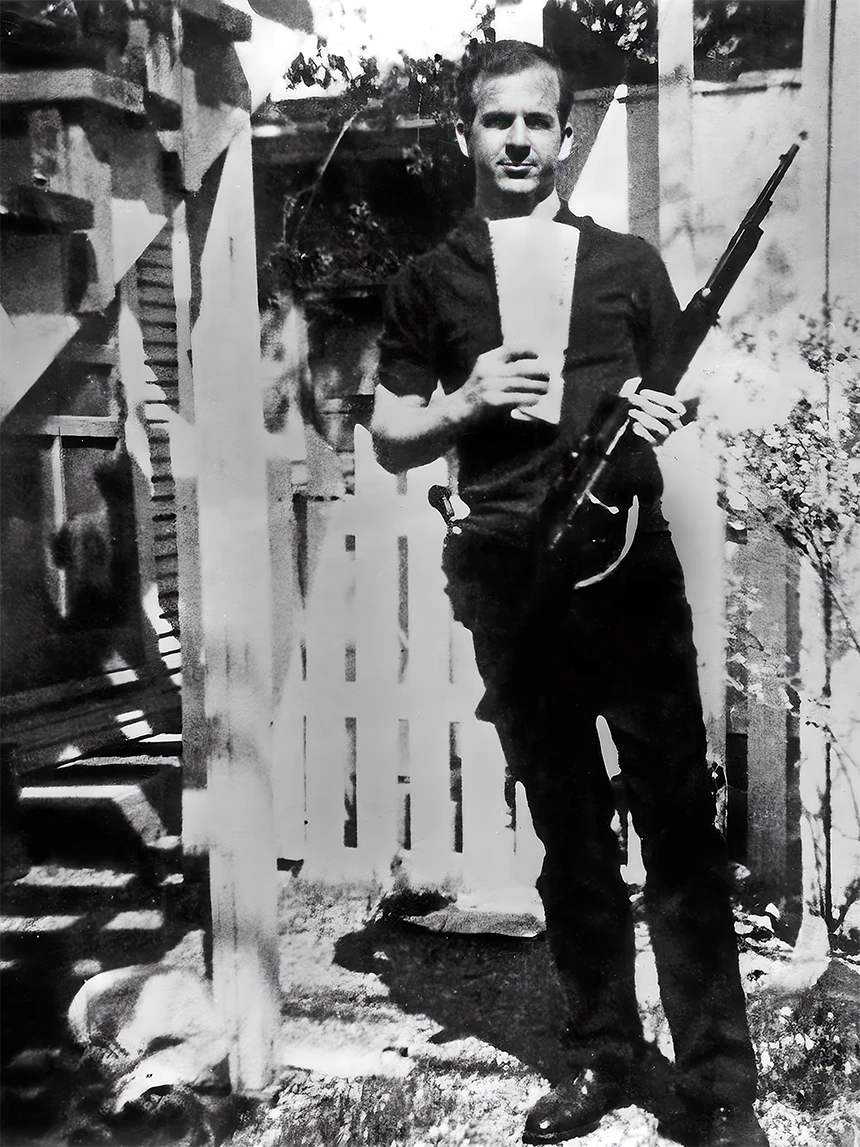 Fotografía de Lee Harvey Oswald posando con el rifle Casrcaro