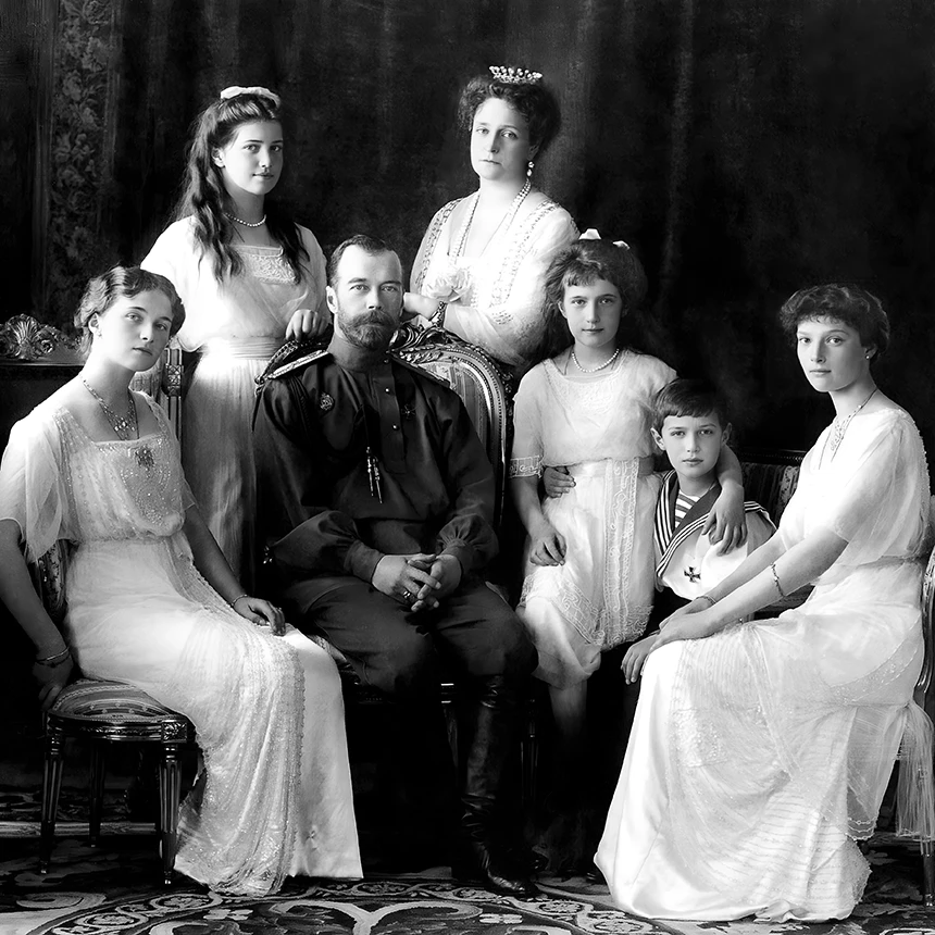 La familia imperial rusa. De izquierda a derecha: Olga, María, Nicolás II, Alejandra, Anastasia, Alekséi y Tatiana