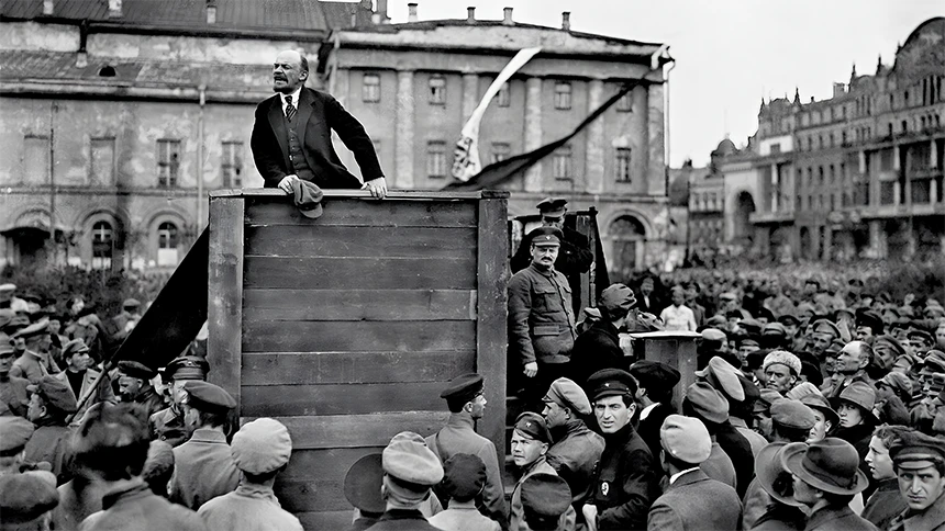 Lenin hablando a la multitud en Moscú con Leon Trotsky y Lev Kamenev, mayo 1920