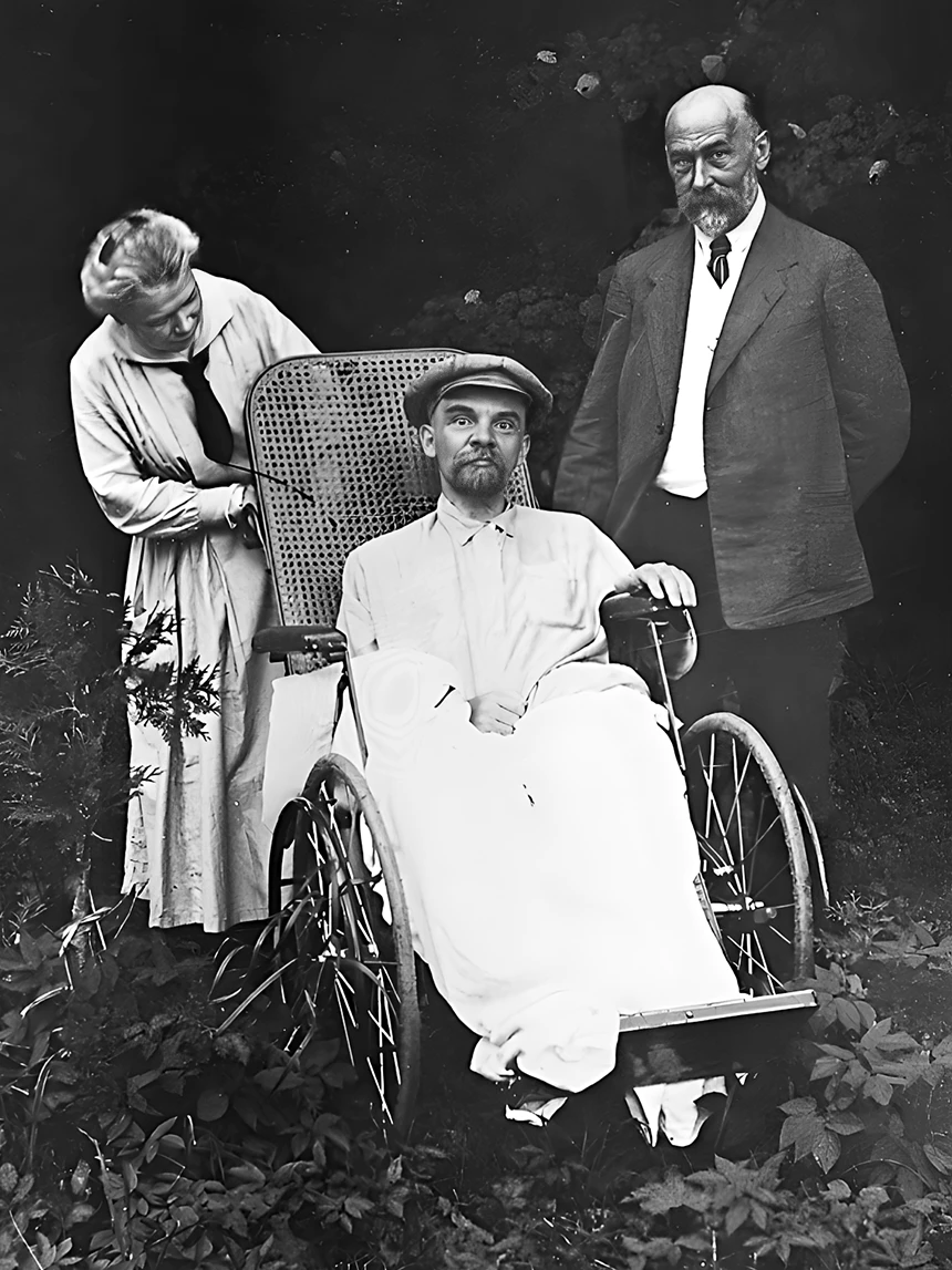 Lenin durante su enfermedad, junto a su médico, Fiódor Guetié, y su hermana María Uliánova, en el verano de 1923