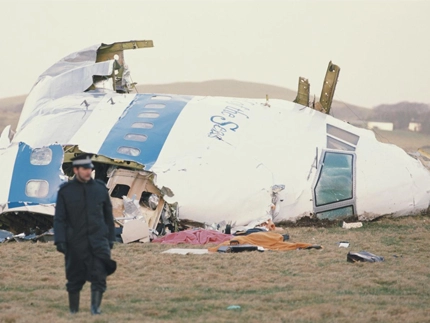 Restos del vuelo 103 de Pan Am tras estrellarse