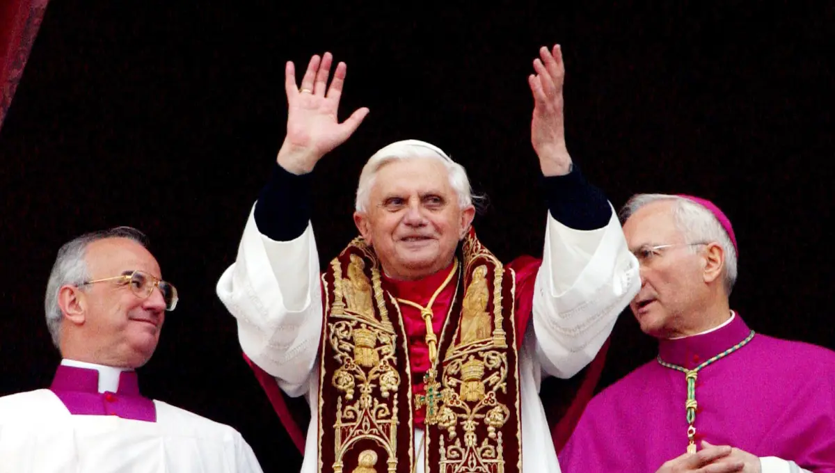El, ya electo, Papa Benedicto XVI saluda desde el balcón de la Basílica de San Pedro