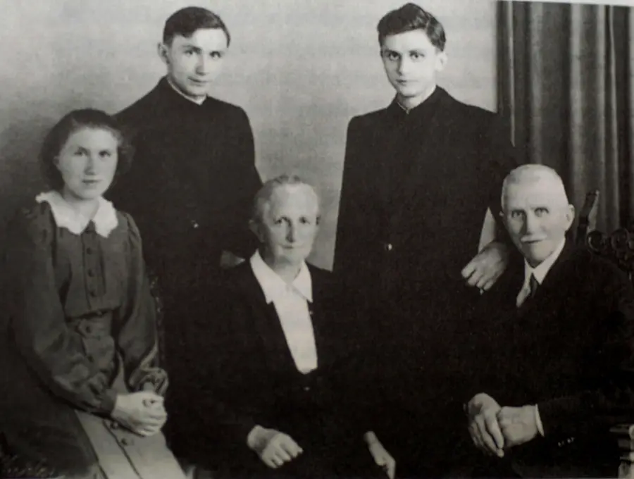 Joseph Ratzinger, de pie a la derecha, con su familia en 1951