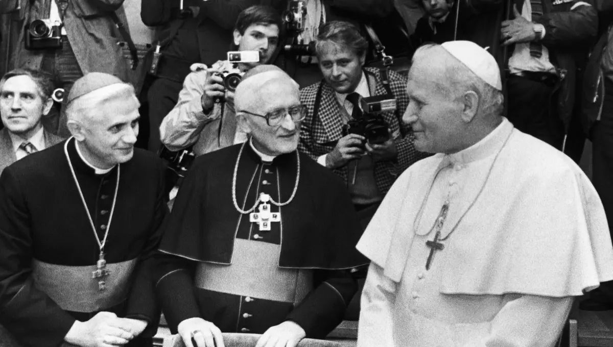 Ratzinger con Juan Pablo II y Joseph Hoeffner, cardenal de Colonia, en 1980