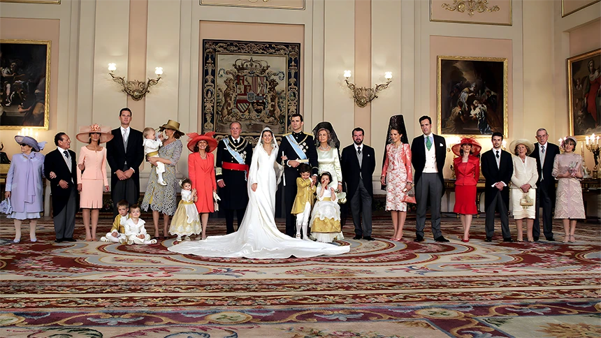 Los recién casados posan en uno de los salones del Palacio Real con sus respectivas familias