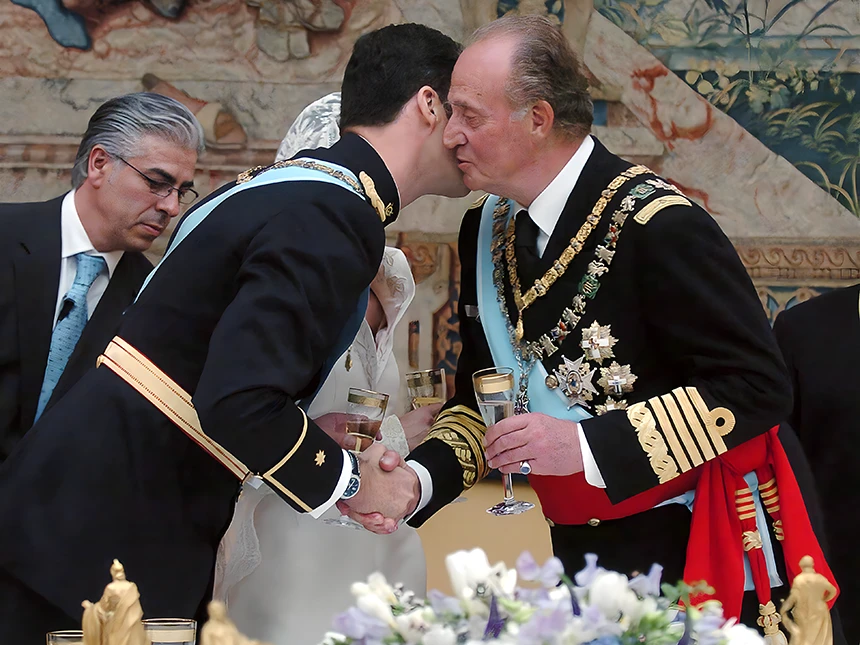 El Rey Don Juan Carlos felicita a los recién casados durante el brindis del banquete nupcial