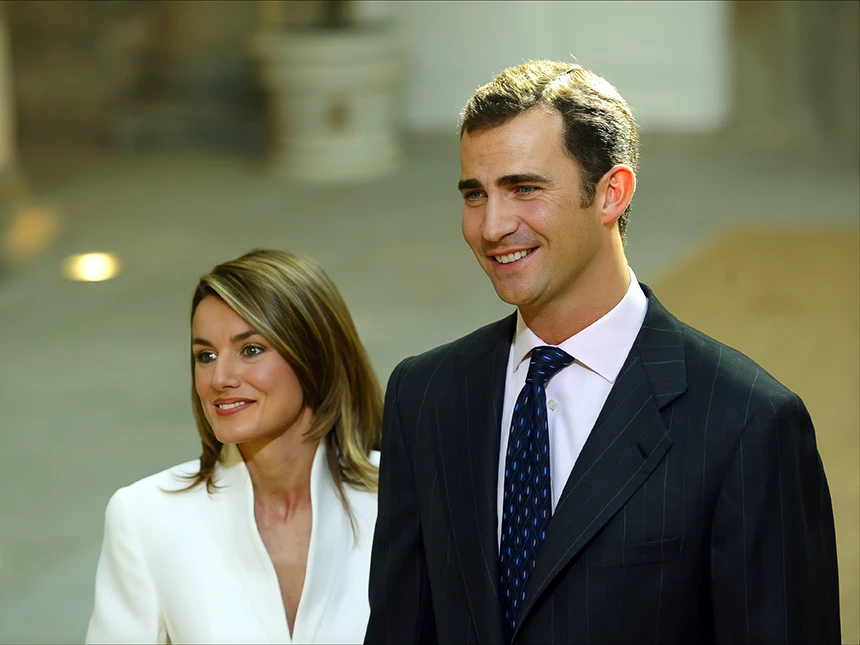 El Príncipe con su prometida, Letizia Ortiz, en la petición de mano, que se celebró el 5 de noviembre de 2003 en el Palacio de El Pardo