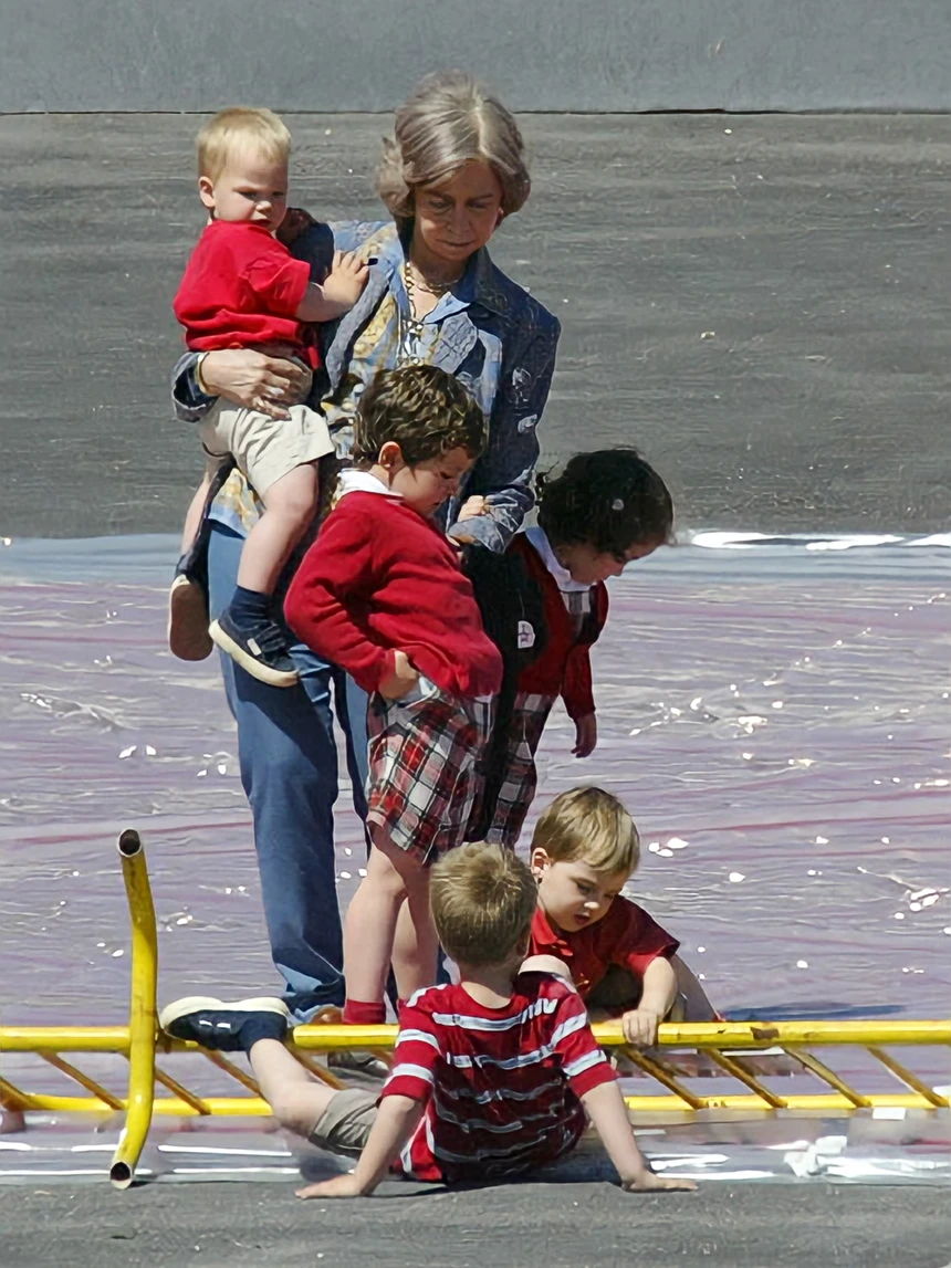 La Reina Sofía, con sus cinco nietos en un momento de los ensayos