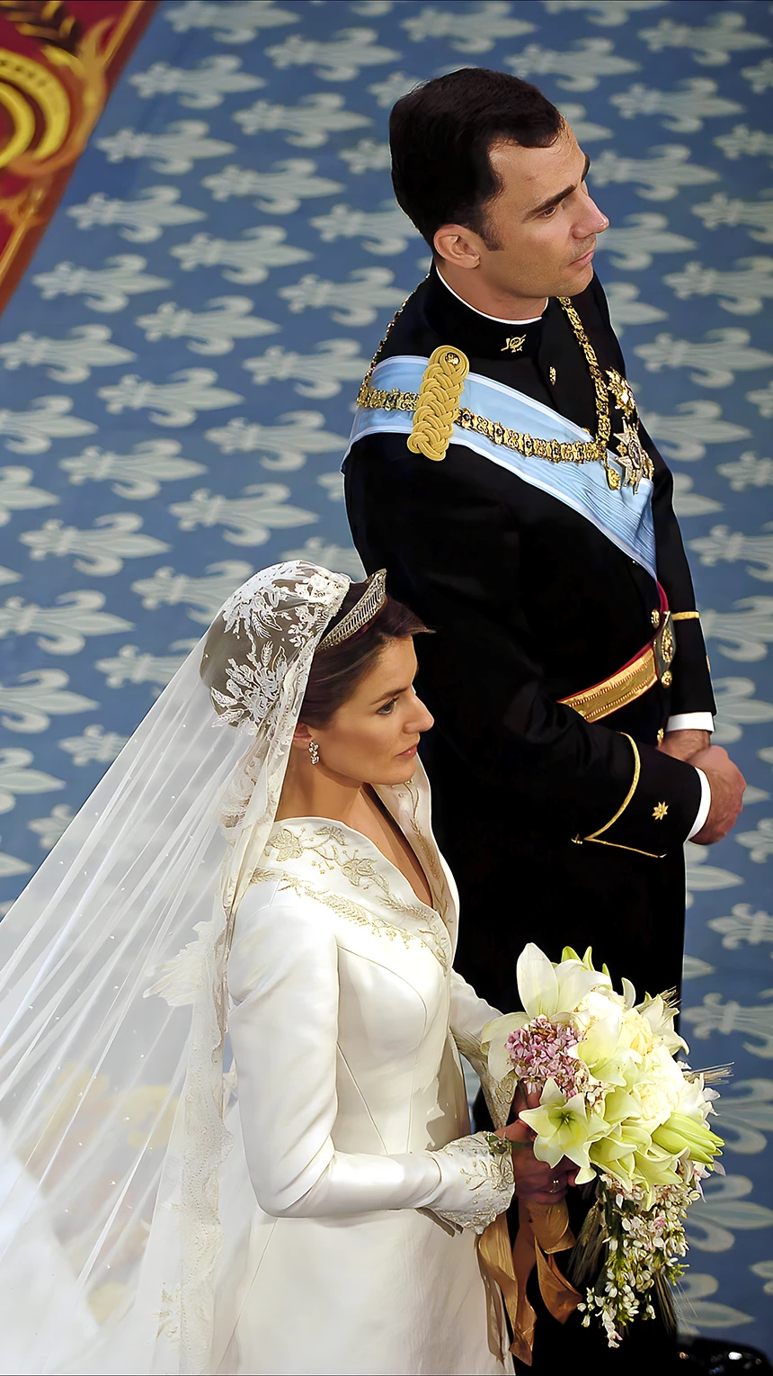 El Príncipe, con el uniforme de gran etiqueta de comandante del Ejército de Tierra, y Doña Letizia, con un vestido diseñado por Pertegaz 