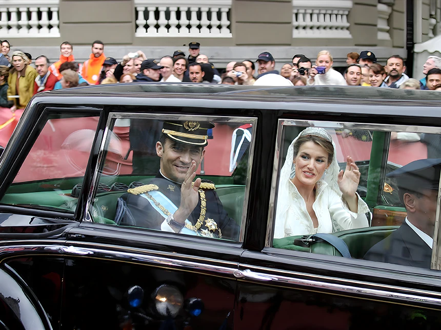 Los Príncipes realizaron un recorrido en coche por el corazón de Madrid para compartir su alegría con los miles de ciudadanos que salieron a aplaudirles