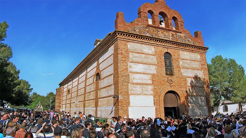 Procesión en torno al Santuario del Monte