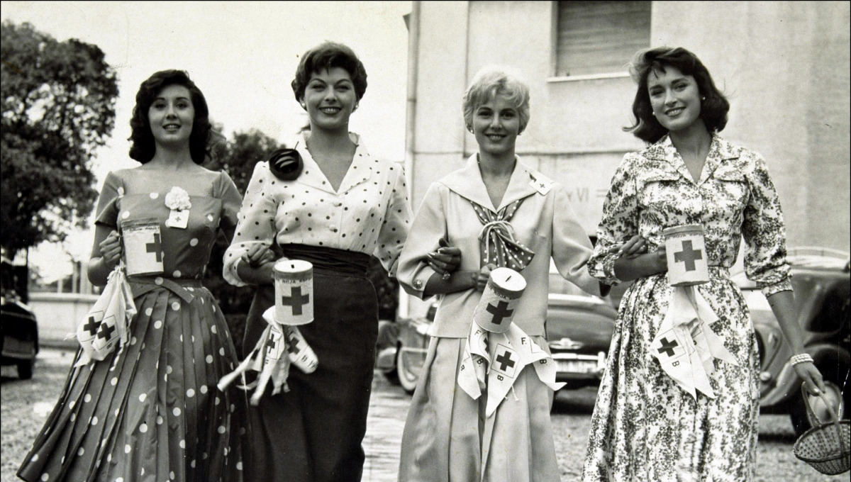 De izquierda a derecha: Concha Velasco, Katia Lortiz, Mabel Kar y Luz Márquez en "Las chicas de la Cruz Roja"