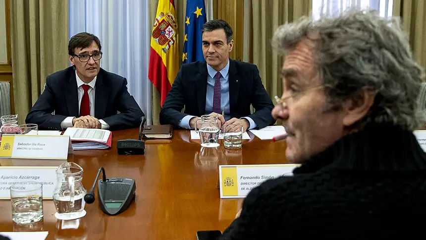 Pedro Sánchez, Salvador Illa y Fernando Simón durante una reunión sobre el coronavirus el 11 de marzo de 2020