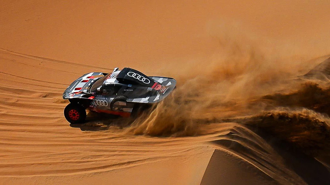 Audi pasando sobre una duna en el Dakkar
