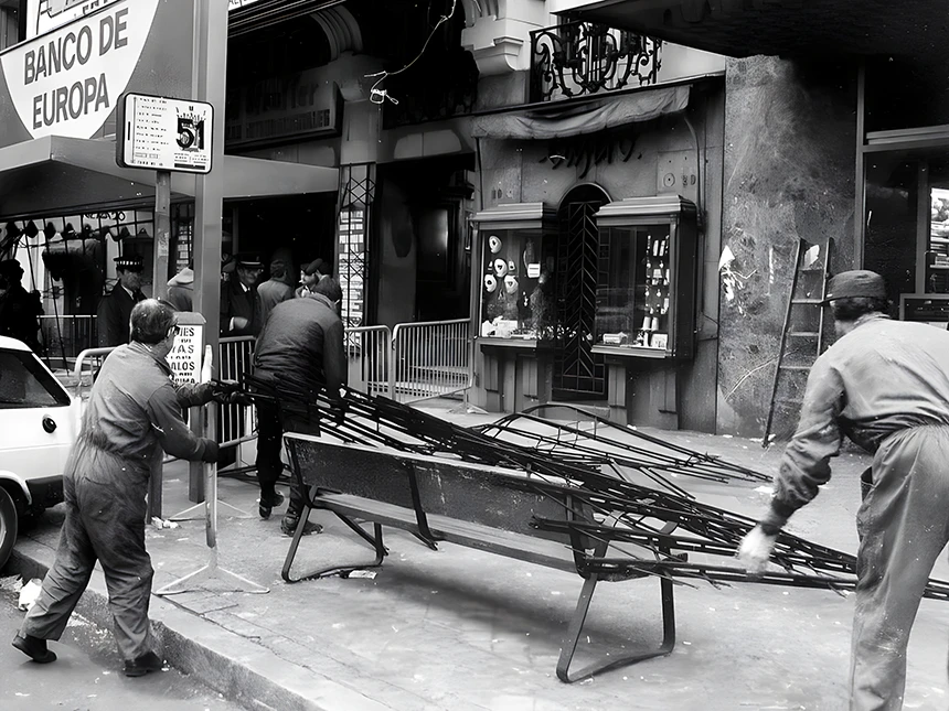 Operarios trabajando en los restos de la discoteca Alcalá 20