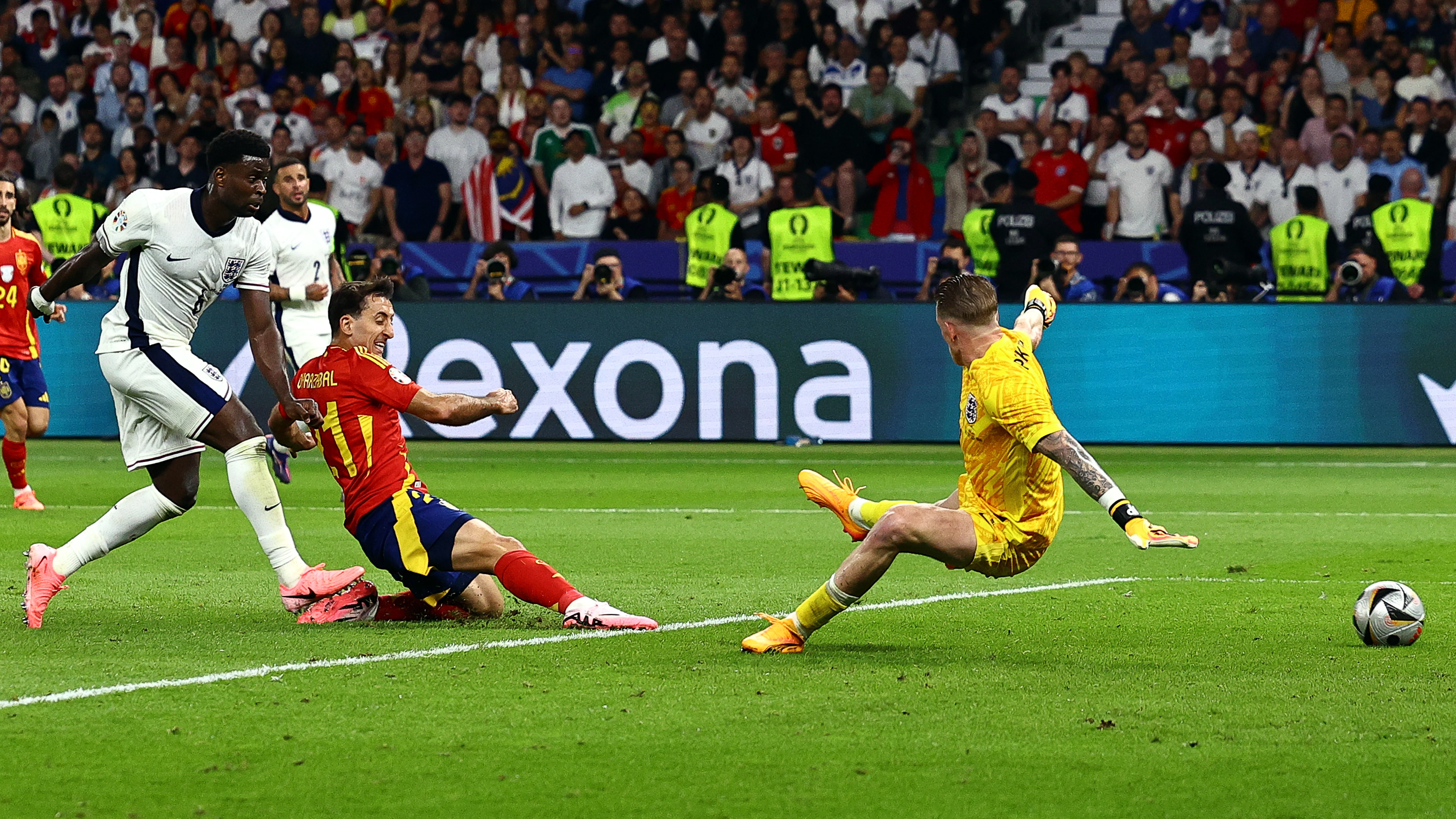 Mikel Oyarzabal marcando el gol que ha dado a España su cuarta Eurocopa