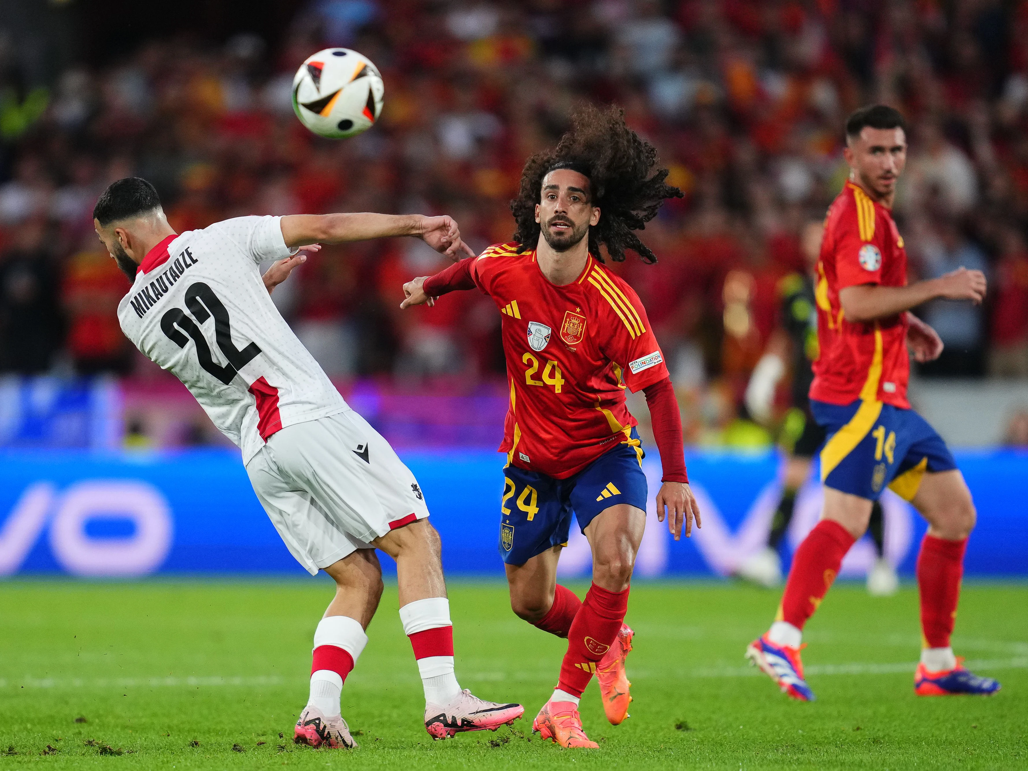 Marc Cucurella y Georges Mikautadze durante el duelo entre España y Gerogia