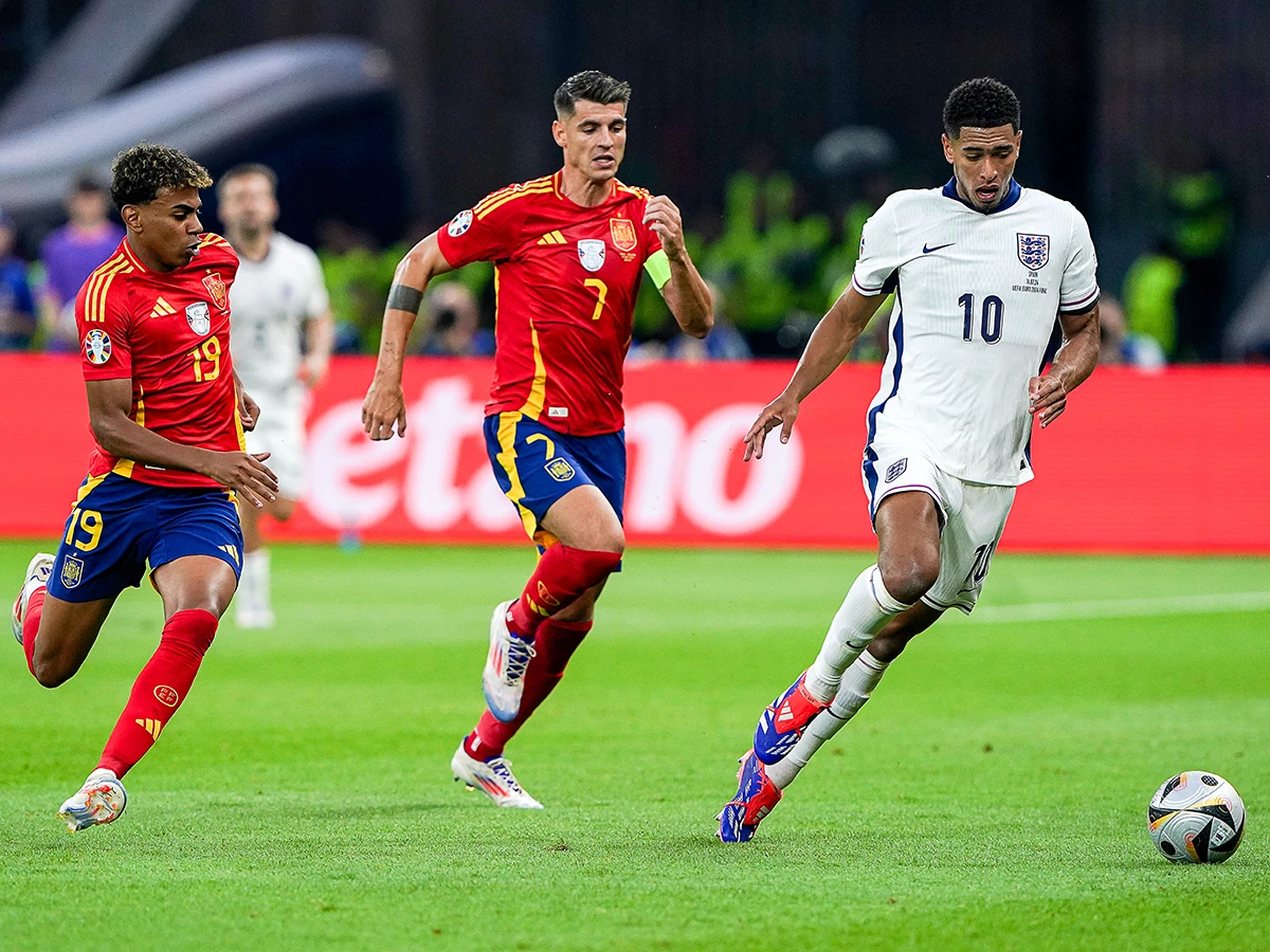 Alvaro Morata disputa la posesión del balón a Jude Bellingham en la final contra Inglaterra