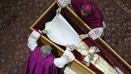 Antes de cerrar el ataud se cubrió el rostro de Benedicto XVI con un paño de seda blanca