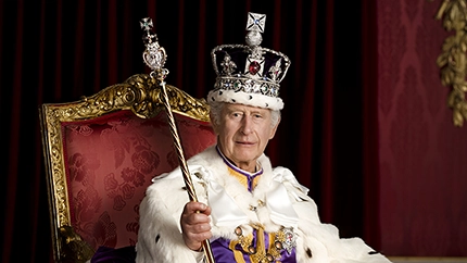 Retrato oficial de la coronación de Carlos III