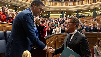 Alberto Núñez Feijóo saluda a Pedro Sánchez tras ser, este último, investido presidente del Gobierno