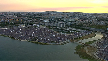 El Papa Francisco presidió la vigilia de la JMJ en el Parque Tejo de Lisboa, se calcula que asistieron más de un millón de fieles