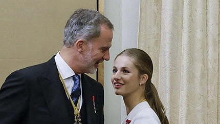 S.A.R la Princesa Leonor, acompañada de S.M. el Rey Felipe VI, recibe la Medalla del Congreso durante su jura de la Constitución
