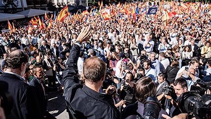 Mariano Rajoy, Alberto Núñez Feijóo y José María Aznar, de espaldas, durante la manifestación por la igualdad y contra la amnistía
