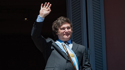 Javier Milei saluda a sus simpatizantes tras ser investido oficialmente como presidente de Argentina