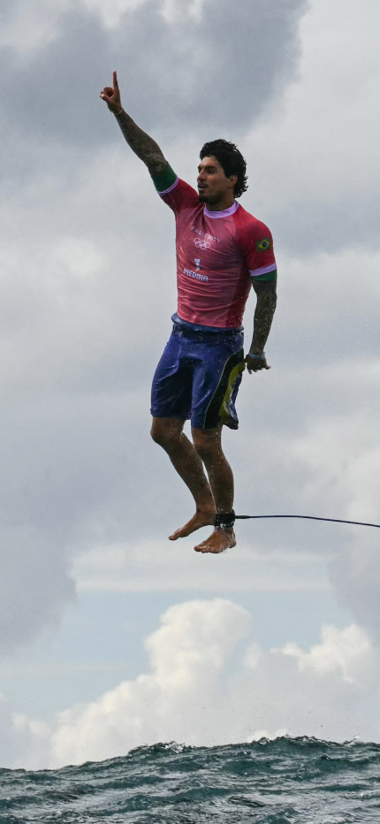 El brasileño Gabriel Medina parece levitar después de recibir una gran ola en la quinta serie de la ronda 3 de surf masculino