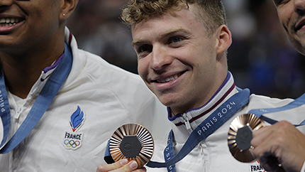 Leon Marchand posa con la medalla de bronce del 4x100 estilos masculino