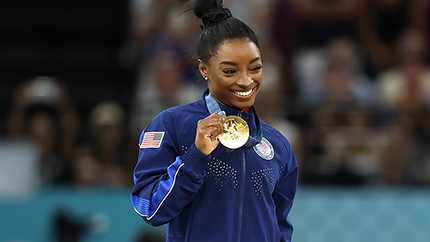 Simone Biles posa en el podio con una de sus medallas de plata