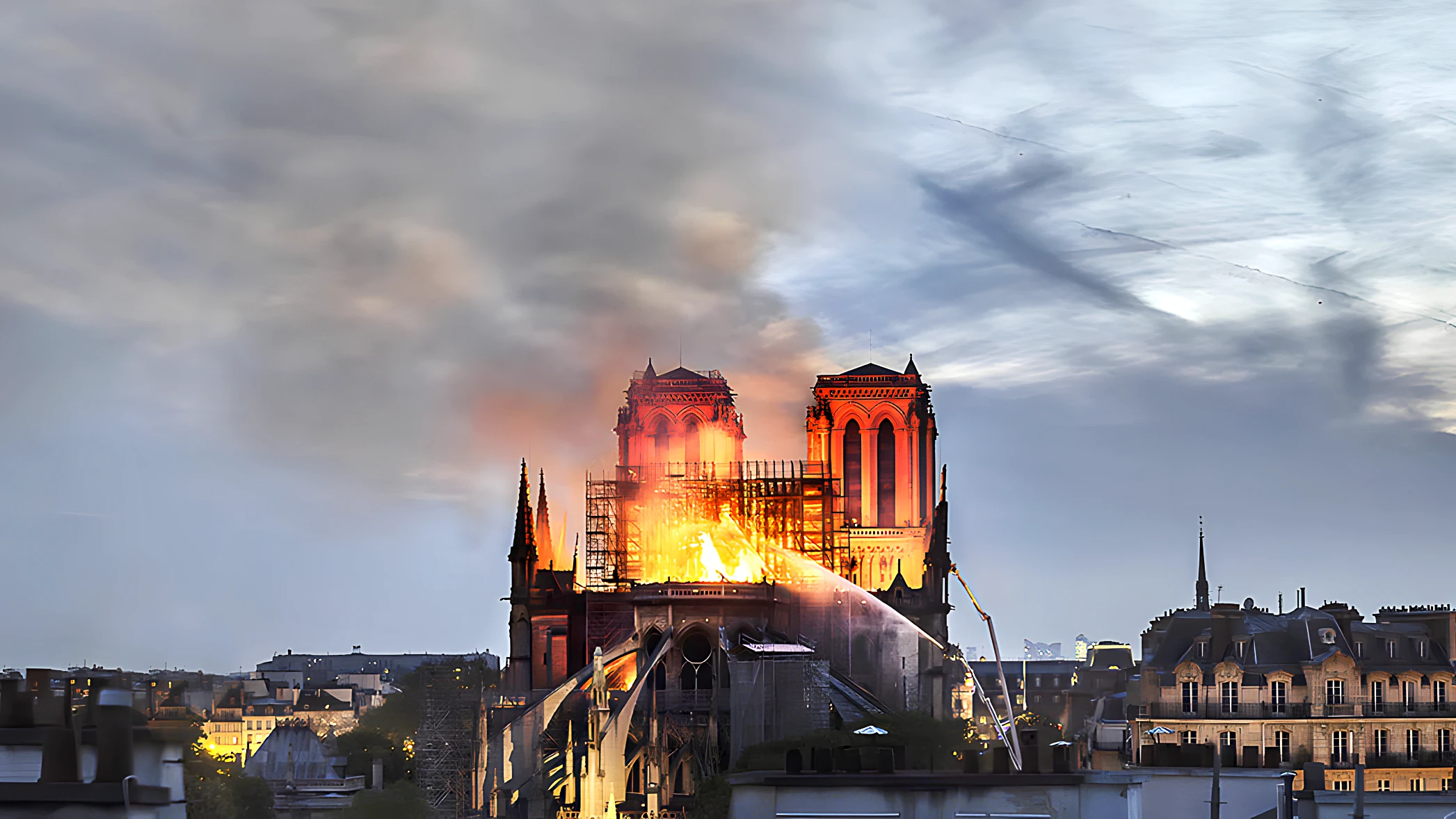 Los bomberos apagan las llamas de la catedral de Notre Dame