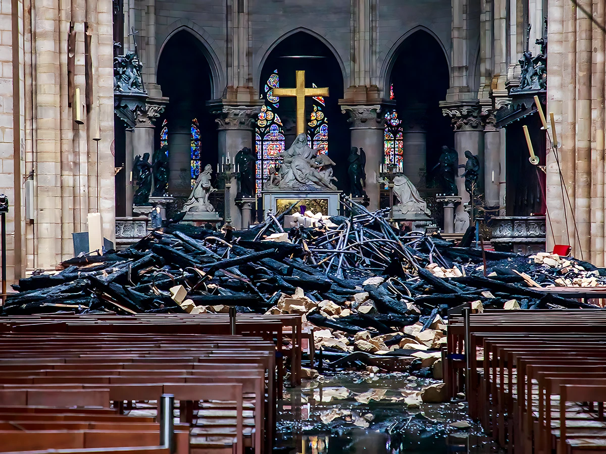 Interior de Notre Dame tras el incencio