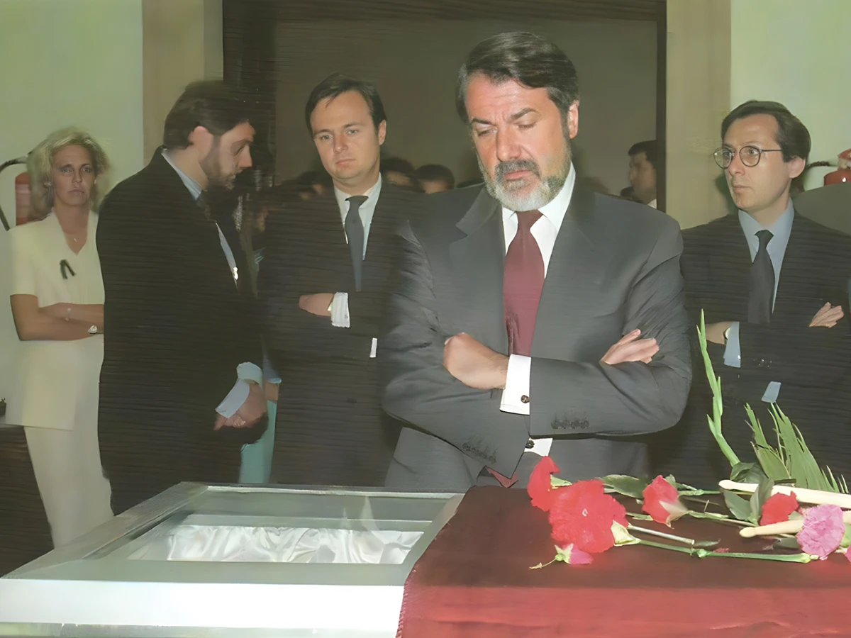 Jaime Mayor Oreja, entonces ministro de Interior, ante el féretro de Miguel Ángel Blanco