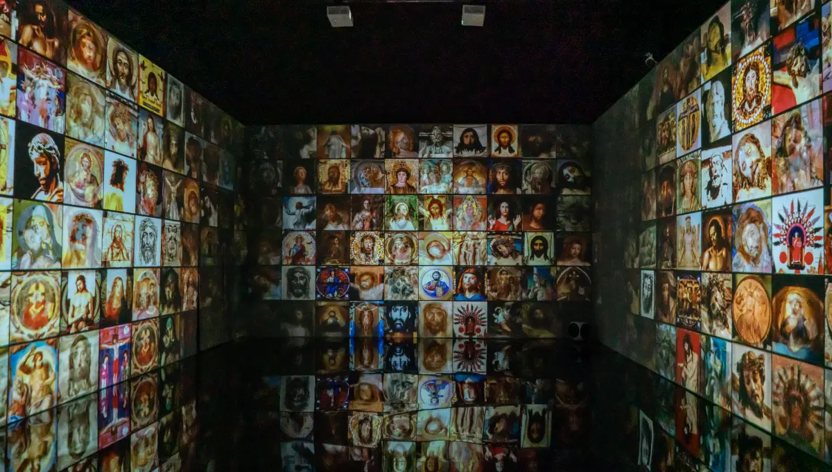 Sala inmersiva, con múltiples representaciones de Jesús