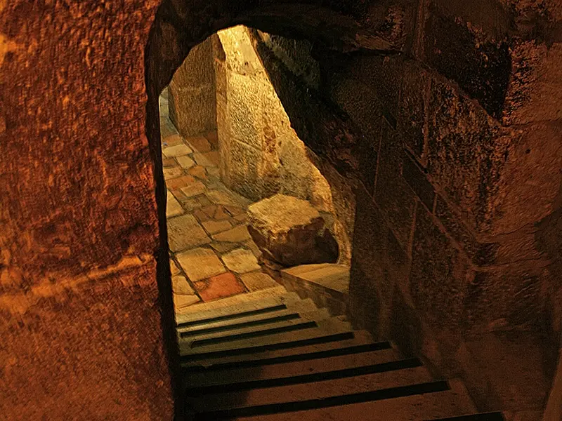 Escaleras de acceso a las grutas que se encuentran bajo la iglesia