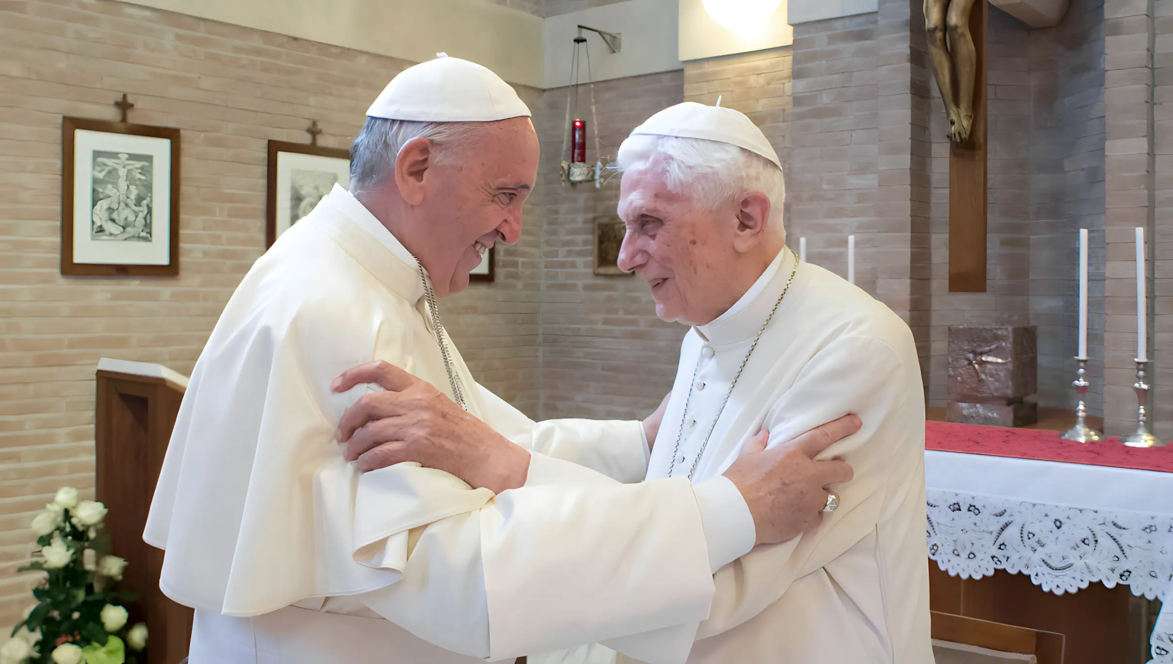 Francisco I y Benedicto XVI en El Vaticano