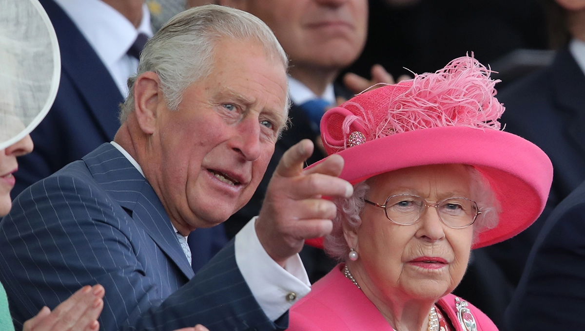 El Príncipe Carlos y la Reina Isabel II en el 75 aniversario del desembarco de Normandía